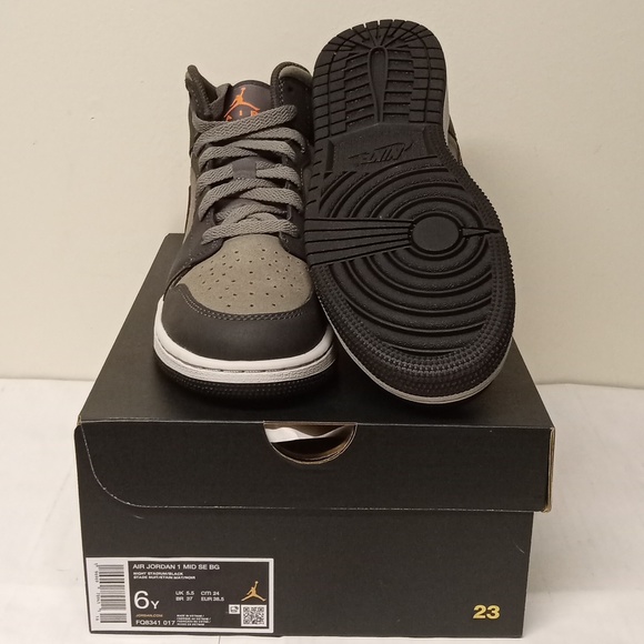 Air Jordan 1 mid SE BG - Picture 8 of 13